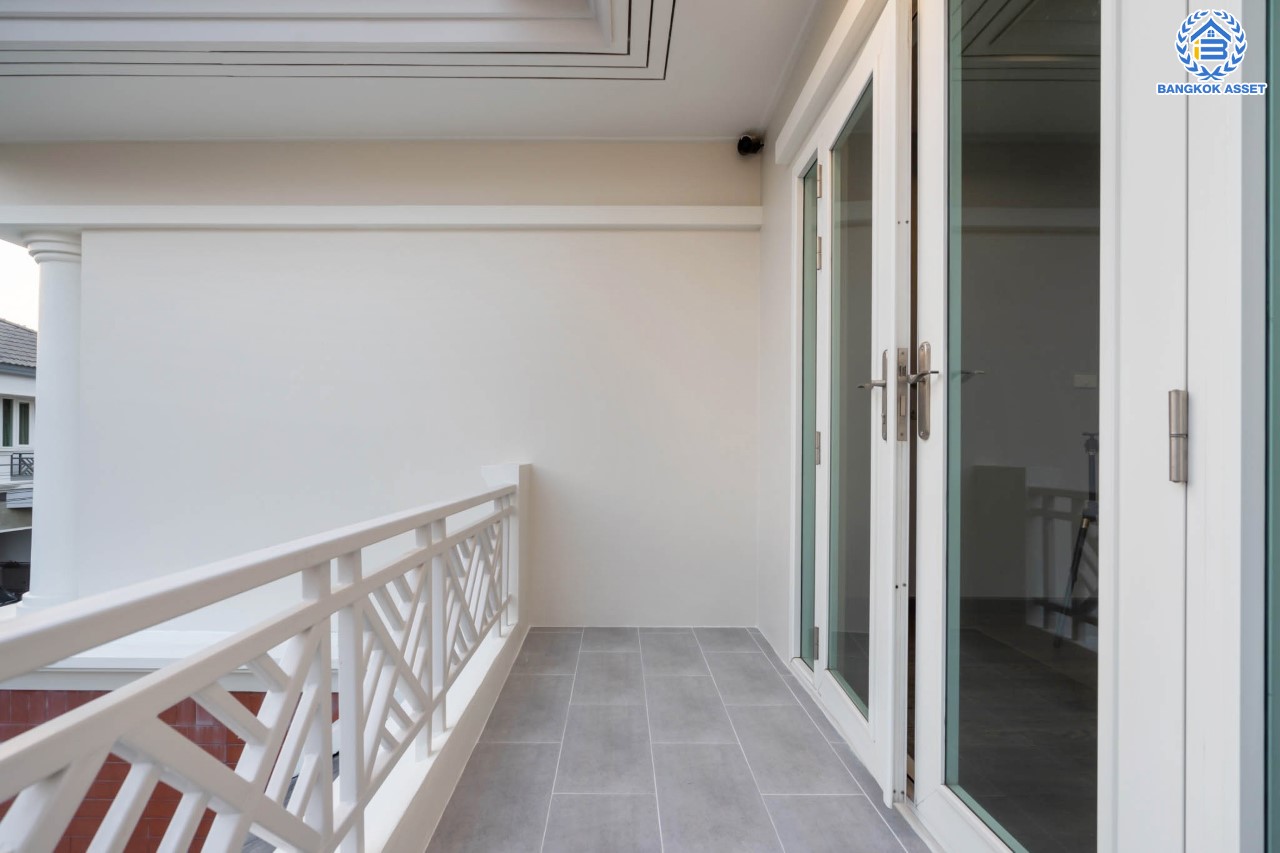 บ้านมือสองตกแต่งใหม่ ม.เบญญาภา ราชพฤกษ์ หลังใหญ่ เนื้อที่ 56.2 ตร.ว. บนพื้นที่ใช้สอยกว่า 265 ตร.ม. ฟังก์ชัน 3 ห้องนอน 1 ห้องอเนกประสงค์ 3 ห้องน้ำ จอดรถได้ 2 คัน พร้อมเฟอร์นิเจอร์บิ้วอินท์ในห้องนอนทุกห้อง ทำเลโซนเมือง! โครงการติด The Crystal SB ใกล้ทางด่วน "ศรีรัช" พร้อมเชื่อมสู่ปิ่นเกล้า-สาทร